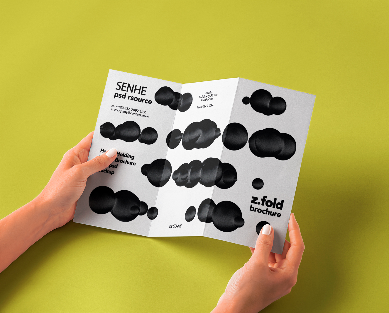 手持的三折页样机插图