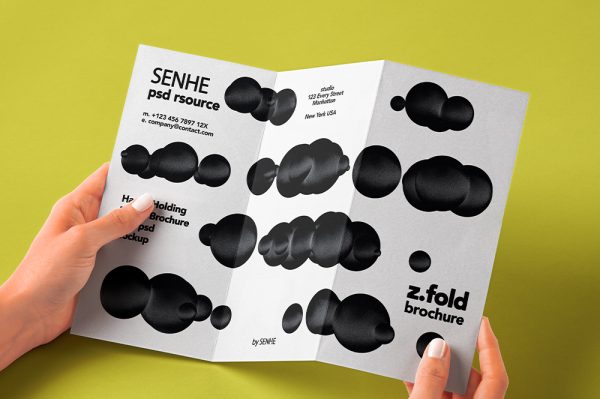 手持的三折页样机