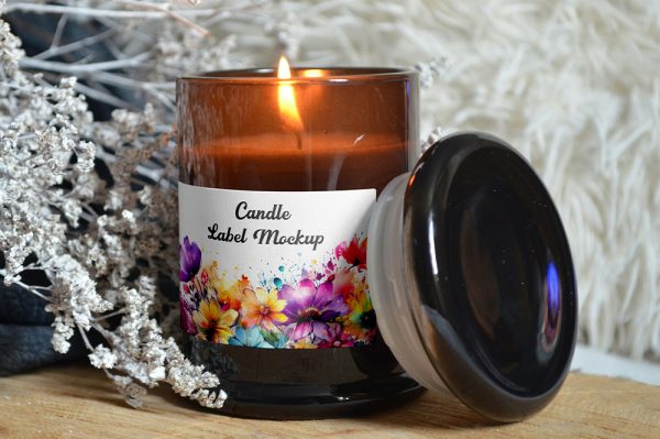 点燃的香薰蜡烛罐样机