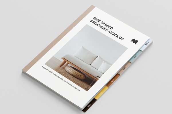 带标签和折叠的杂志画册样机5组