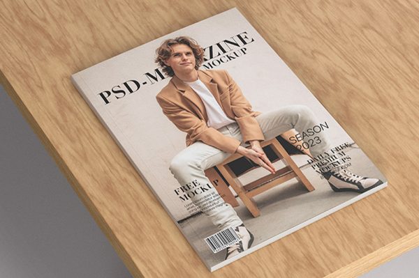 木桌上的杂志画册样机