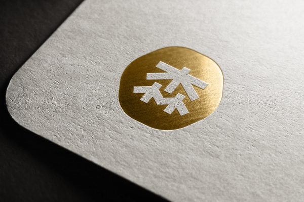 高质感白卡纸烫金LOGO样机