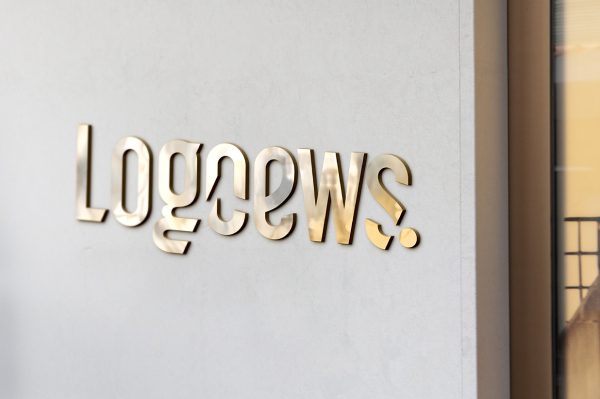 光影质感白墙金色金属立体LOGO样机