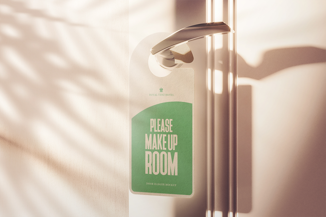 带阳光阴影的酒店名宿门把手挂牌样机3组插图