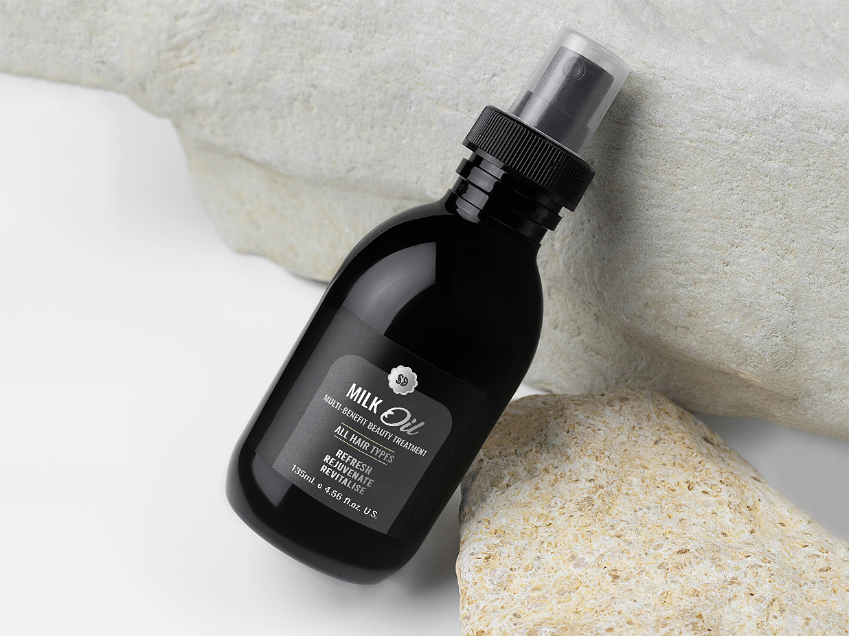 躺在石头上的喷嘴瓶样机插图