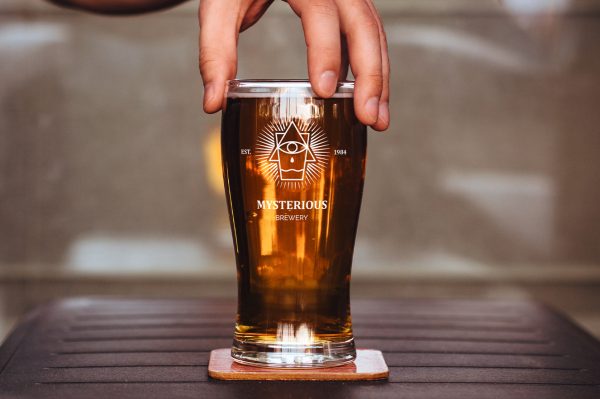 手握啤酒杯玻璃杯样机