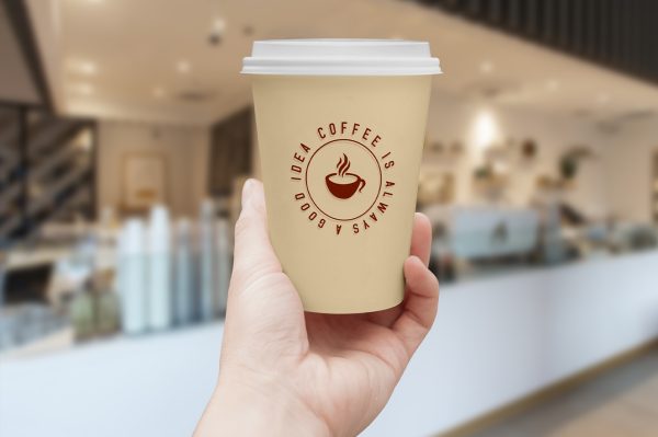 手握咖啡杯饮品杯样机