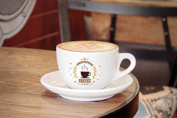 木制桌上的茶杯咖啡杯样机