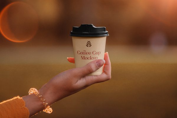 高质感手握咖啡杯饮品杯样机