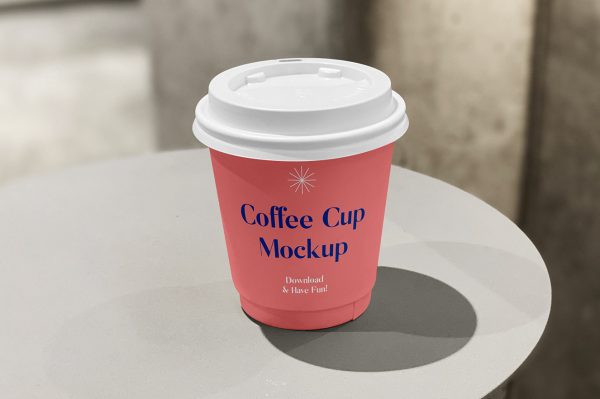 桌上的咖啡杯饮品杯样机