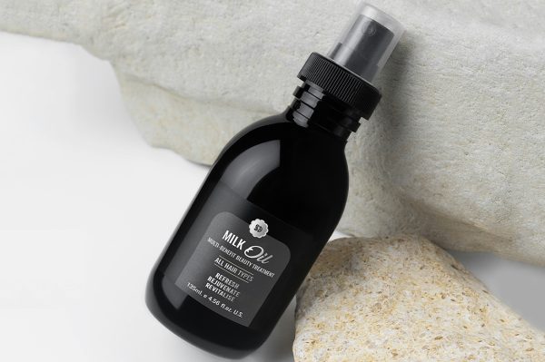 躺在石头上的喷嘴瓶样机