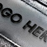 皮革上的金属LOGO样机