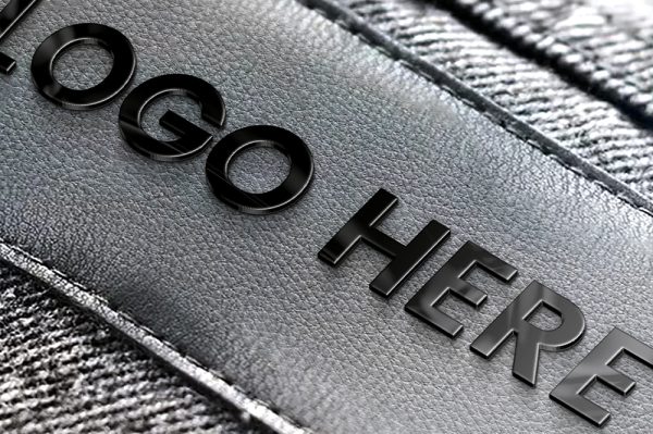 皮革上的金属LOGO样机