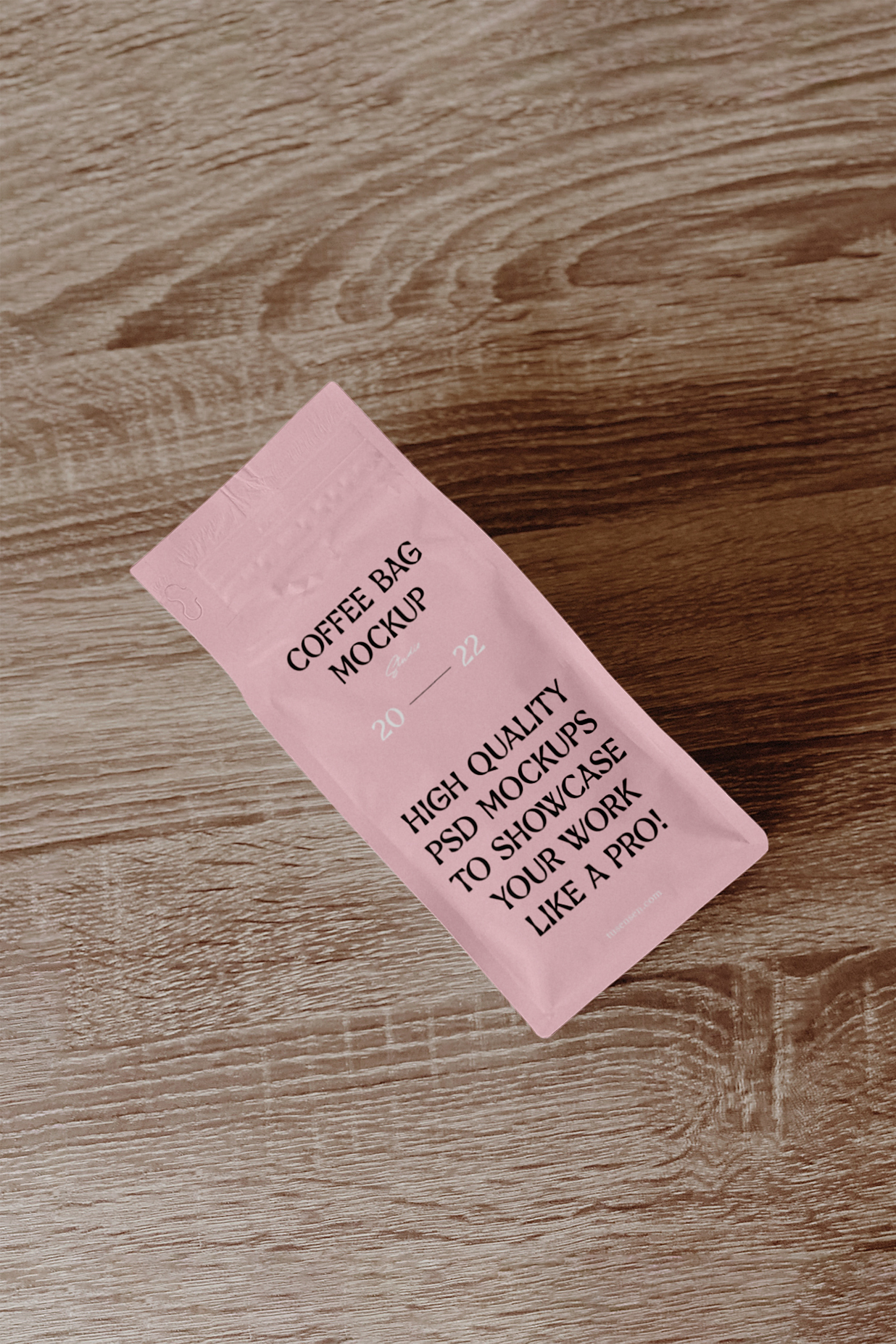 木桌上的咖啡袋食品袋样机插图