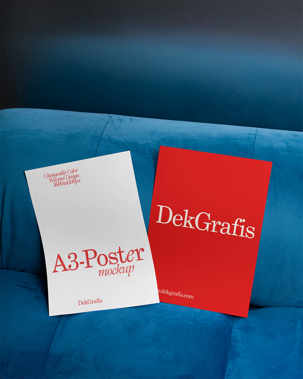 丝绒沙发上的海报样机插图