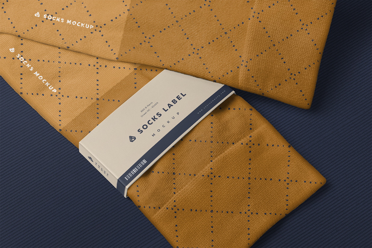 带标签的折叠袜子长袜样机插图