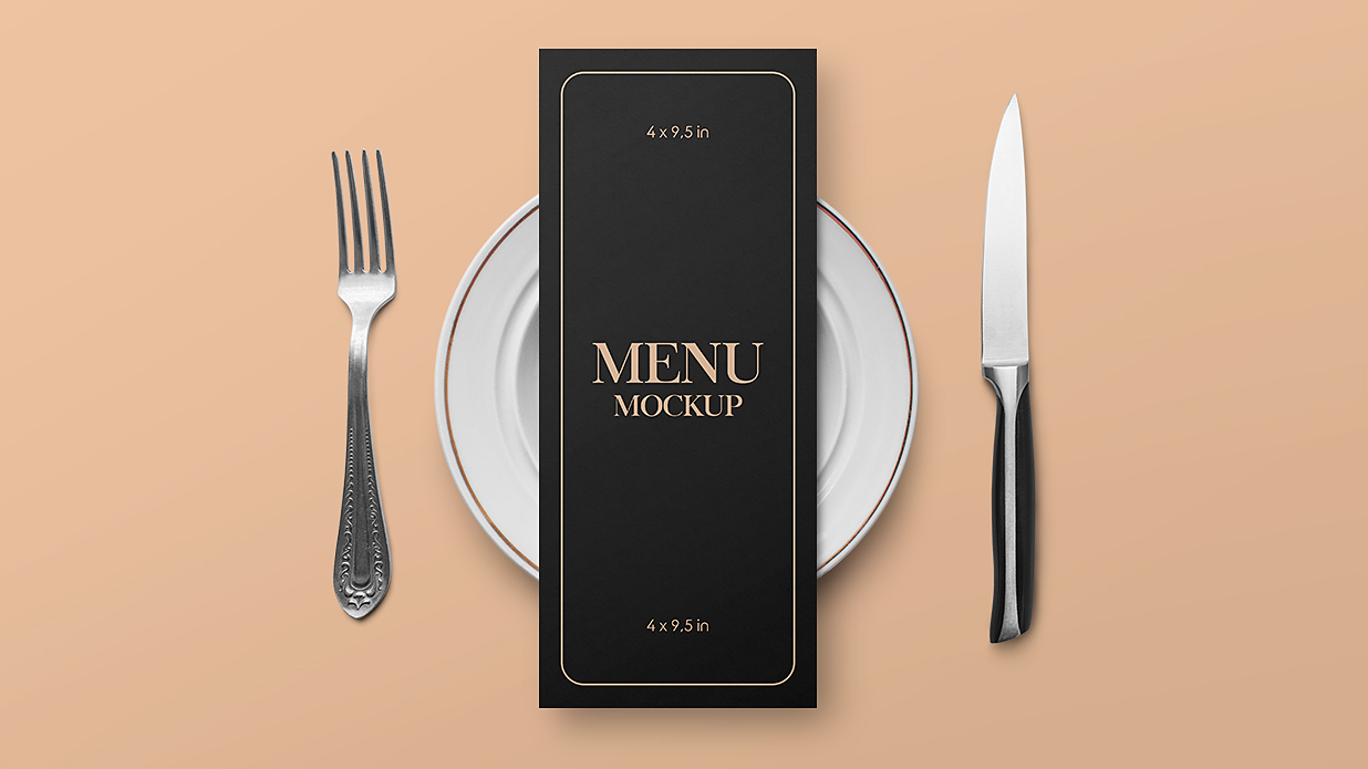 带餐具和菜单的盘子样机插图