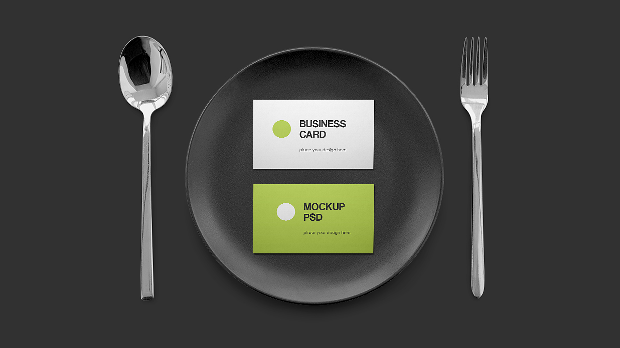 带名片和餐具的盘子餐盘样机插图