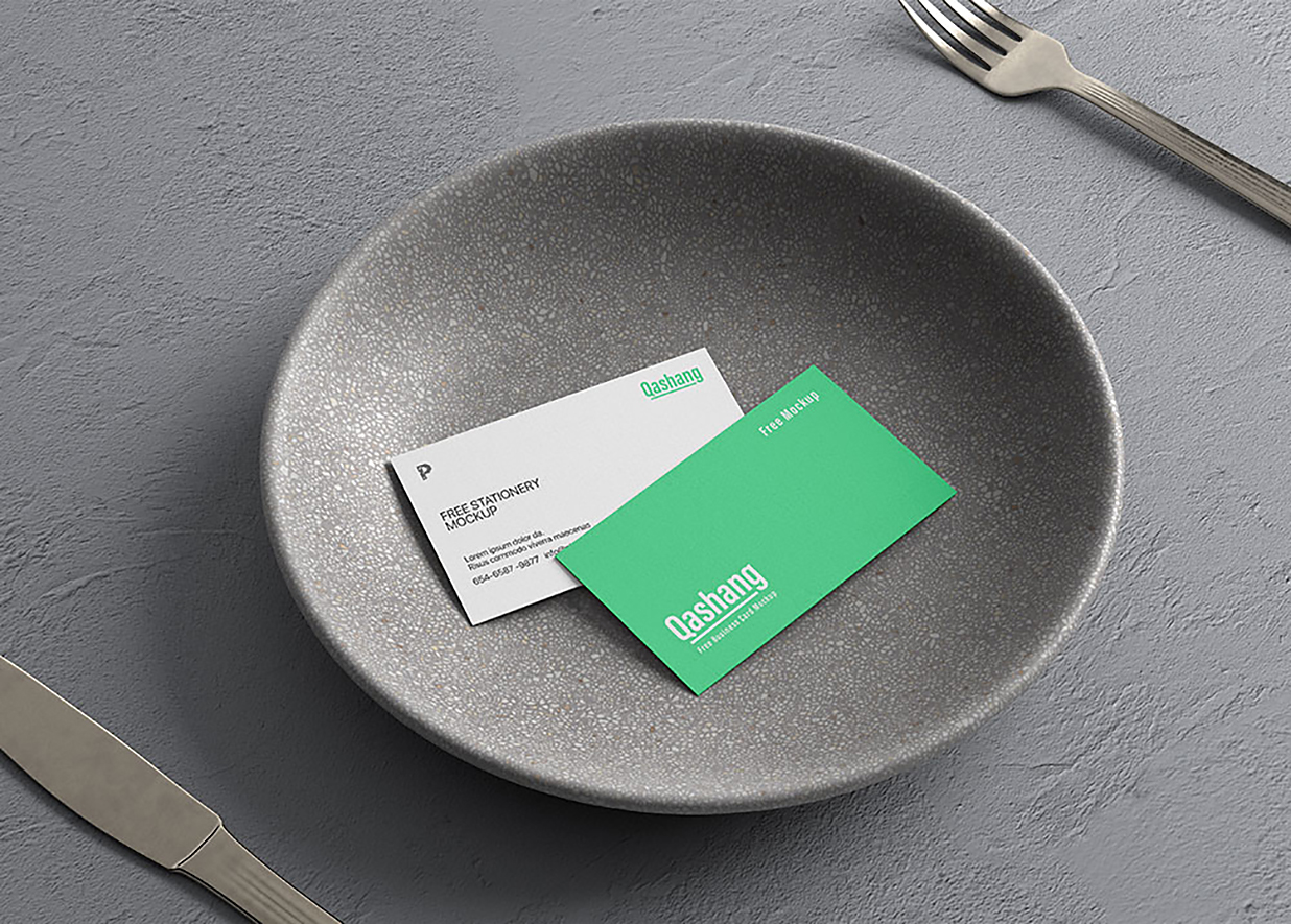 带名片的陶瓷盘子餐盘样机插图