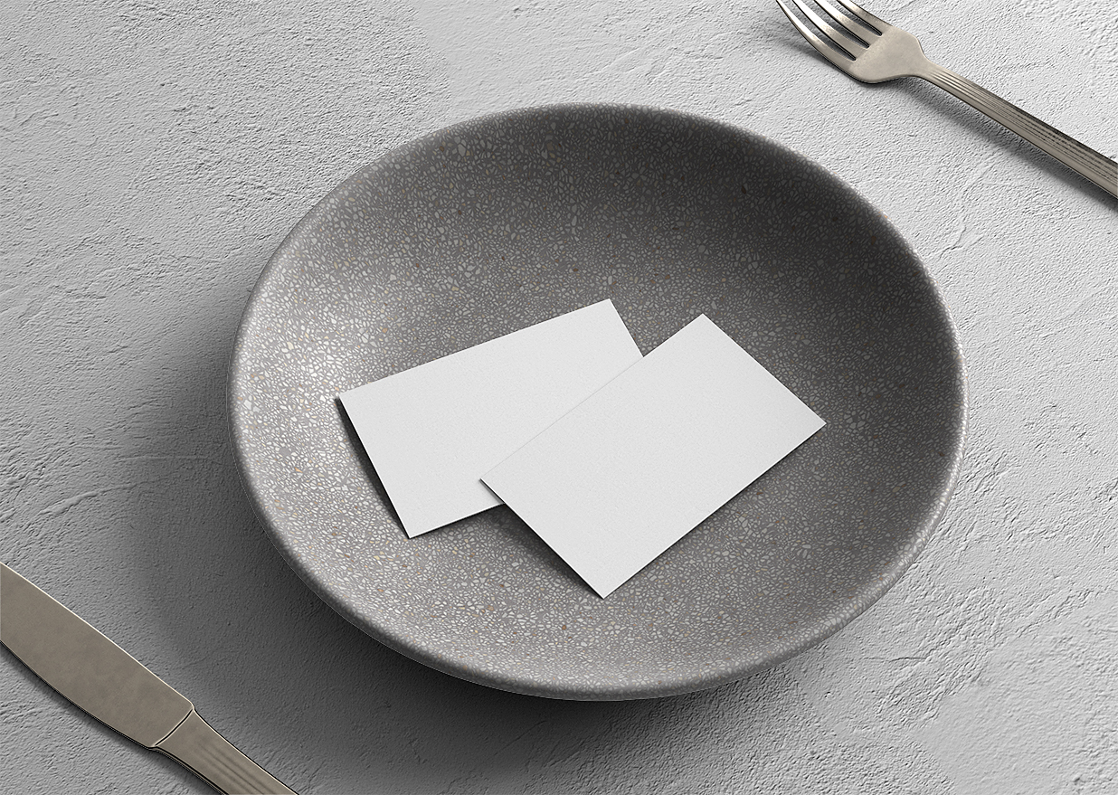 带名片的陶瓷盘子餐盘样机插图1