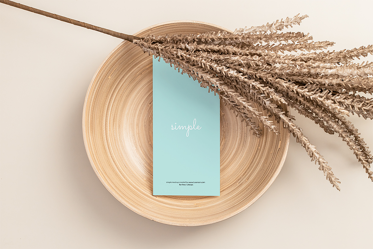 带卡片的精致木碗样机插图