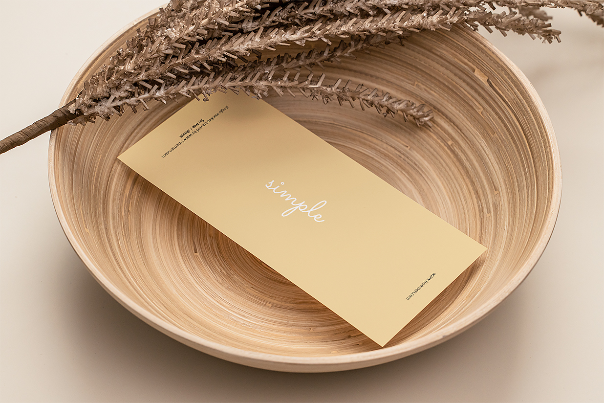 带卡片的精致木碗样机插图