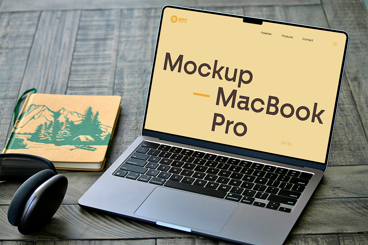 在木质桌上的MacBook Pro M4样机插图