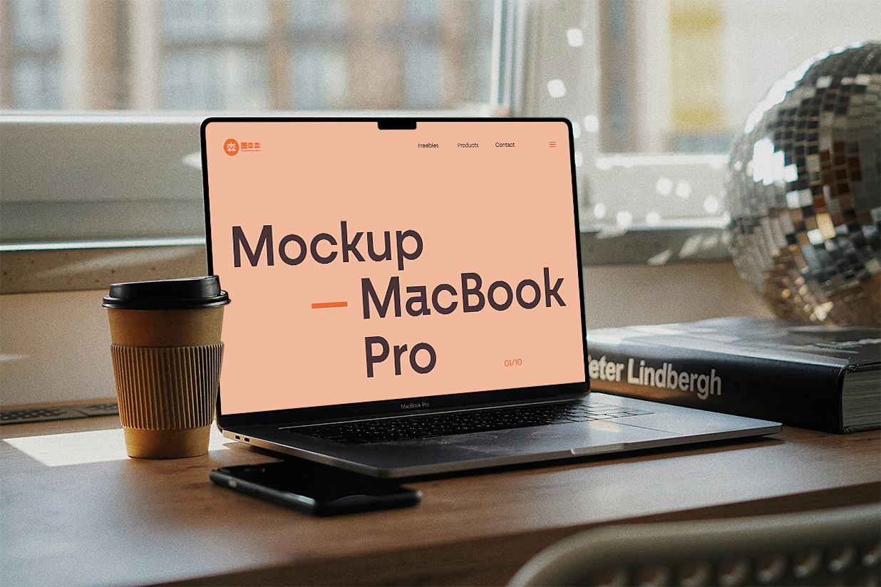 在书桌上的MacBook Pro样机插图