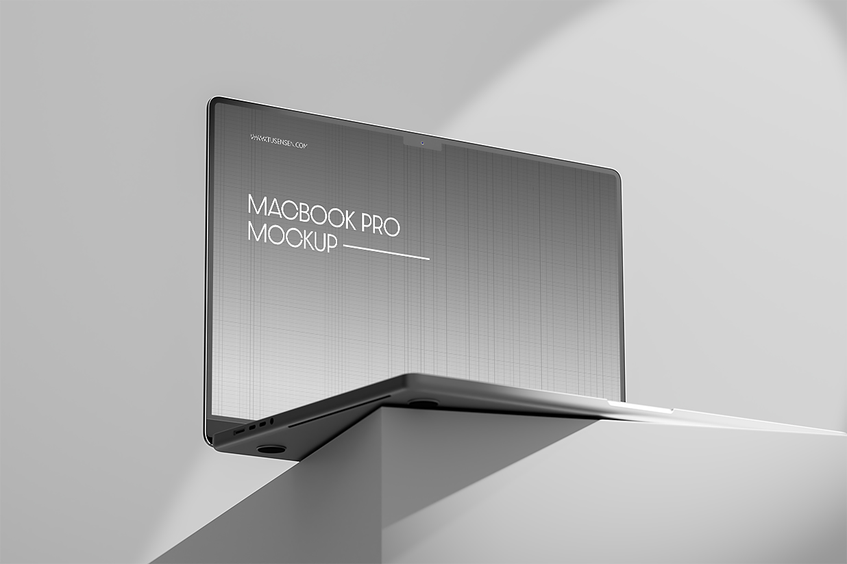 在展示台上的Macbook Pro样机插图