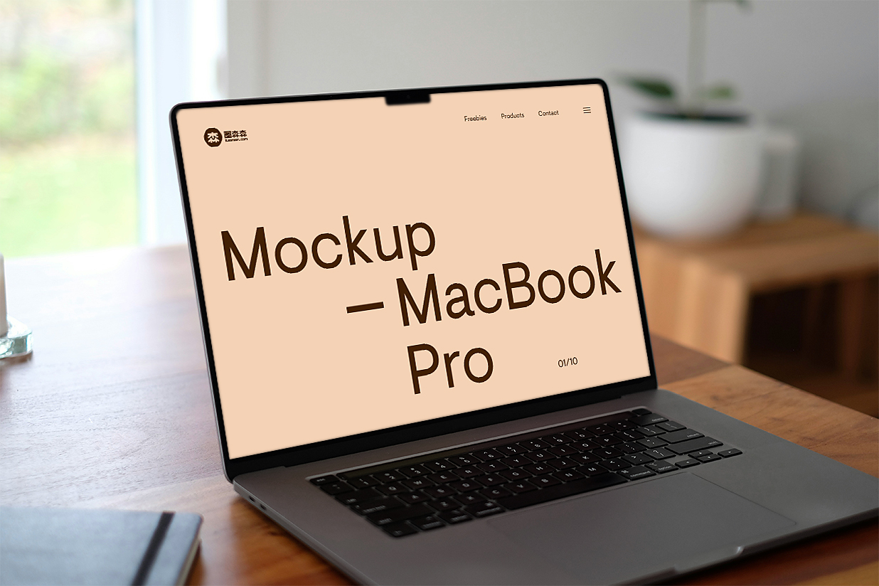 木桌上的MacBook Pro样机插图