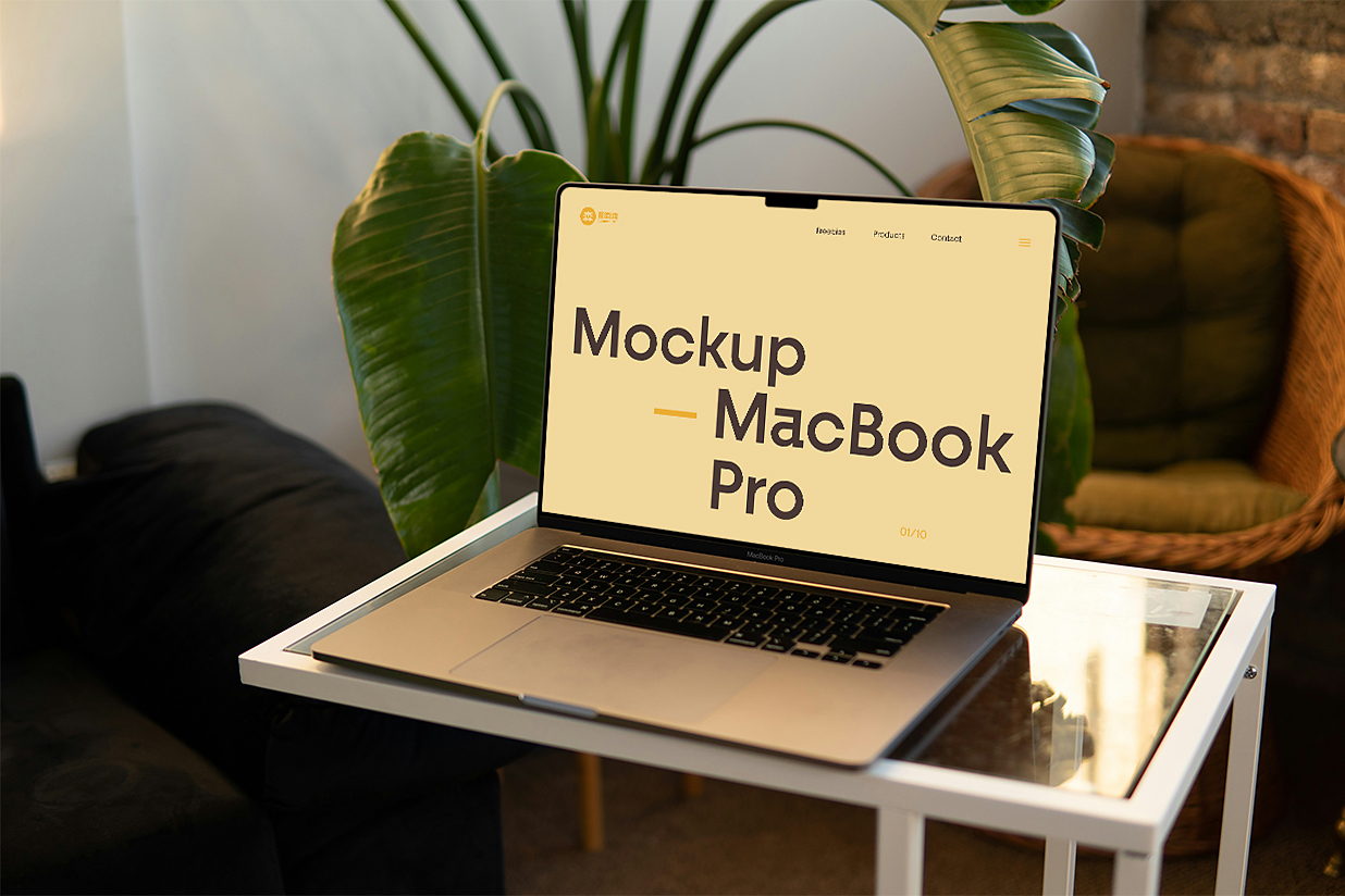 小型桌面上的MacBook Pro样机插图