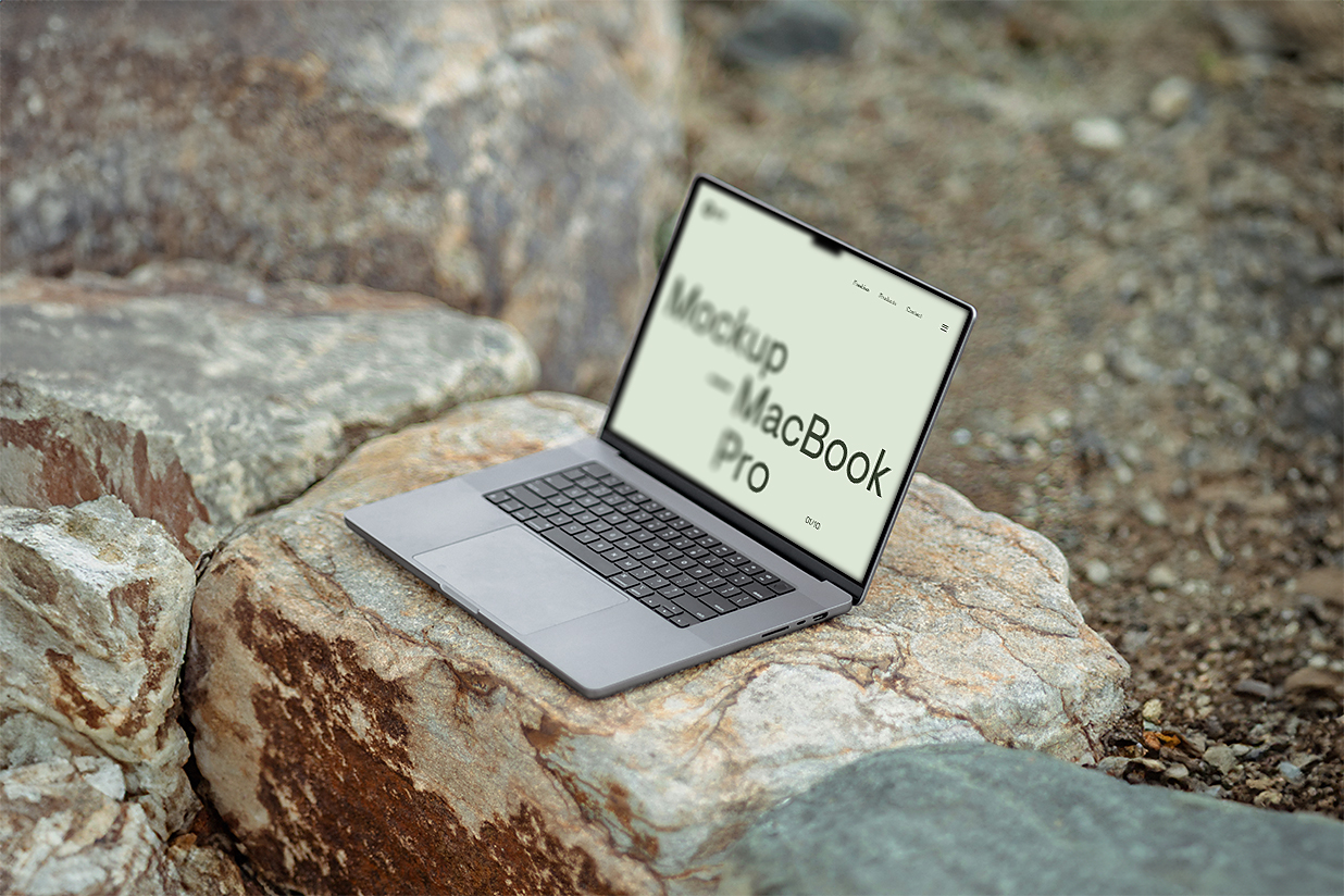 在室外石头上的MacBook Pro样机插图