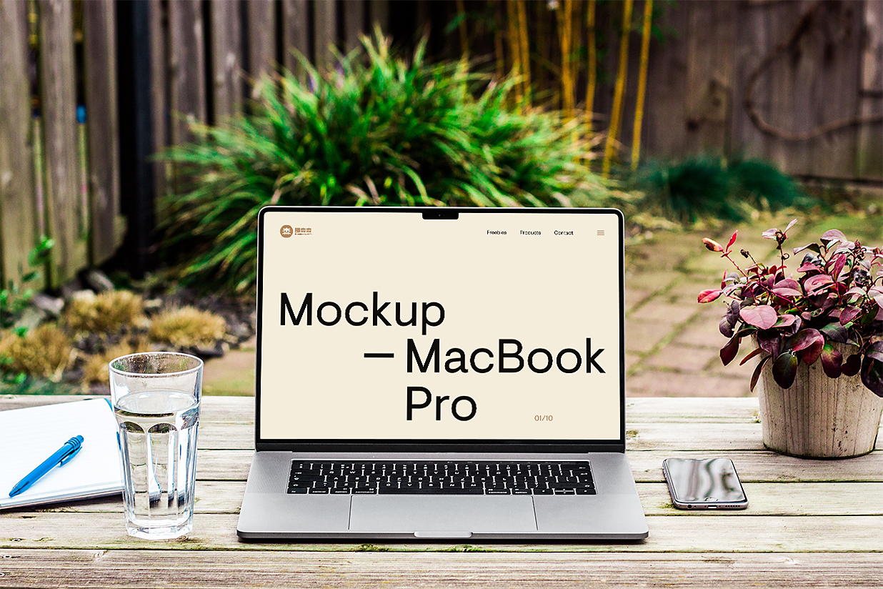 木制书桌上MacBook Pro样机插图