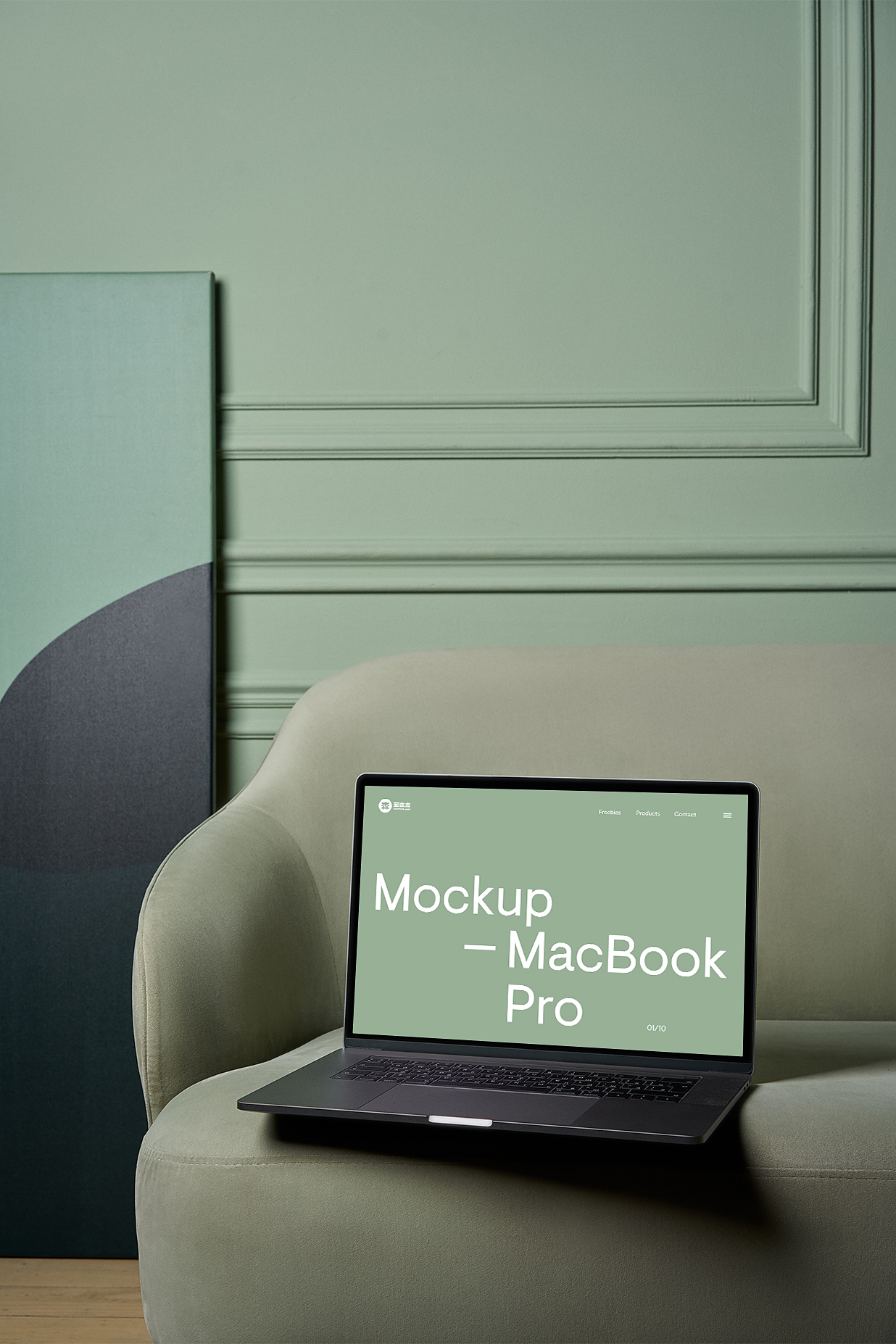 放在沙发上的 MacBook Pro 样机插图