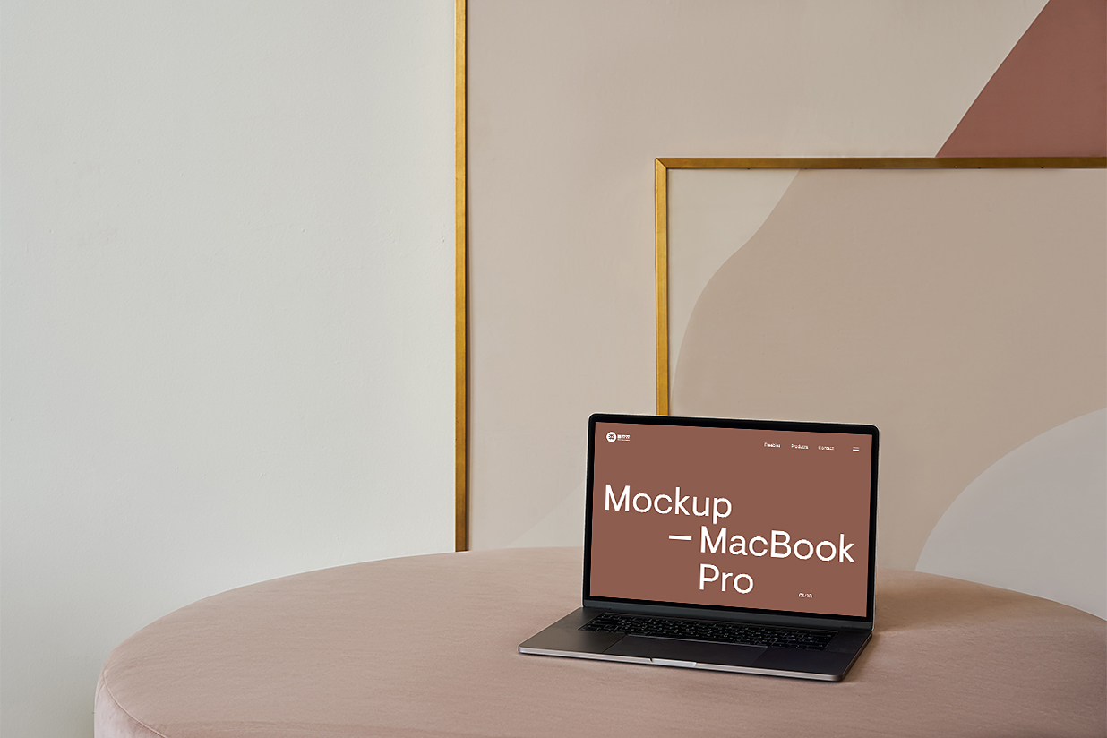 沙发上的 MacBook Pro 样机插图