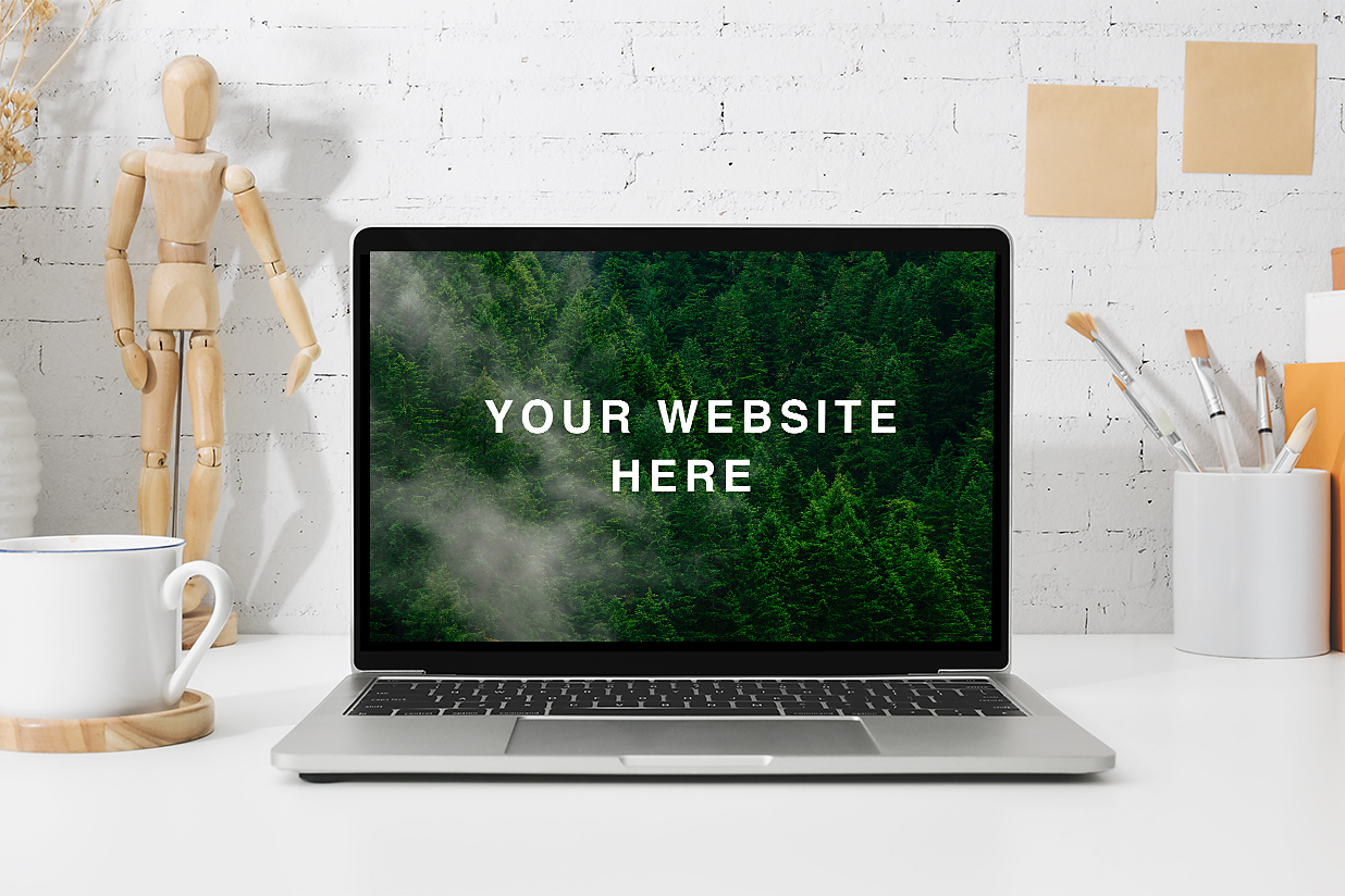 桌上的MacBook样机插图