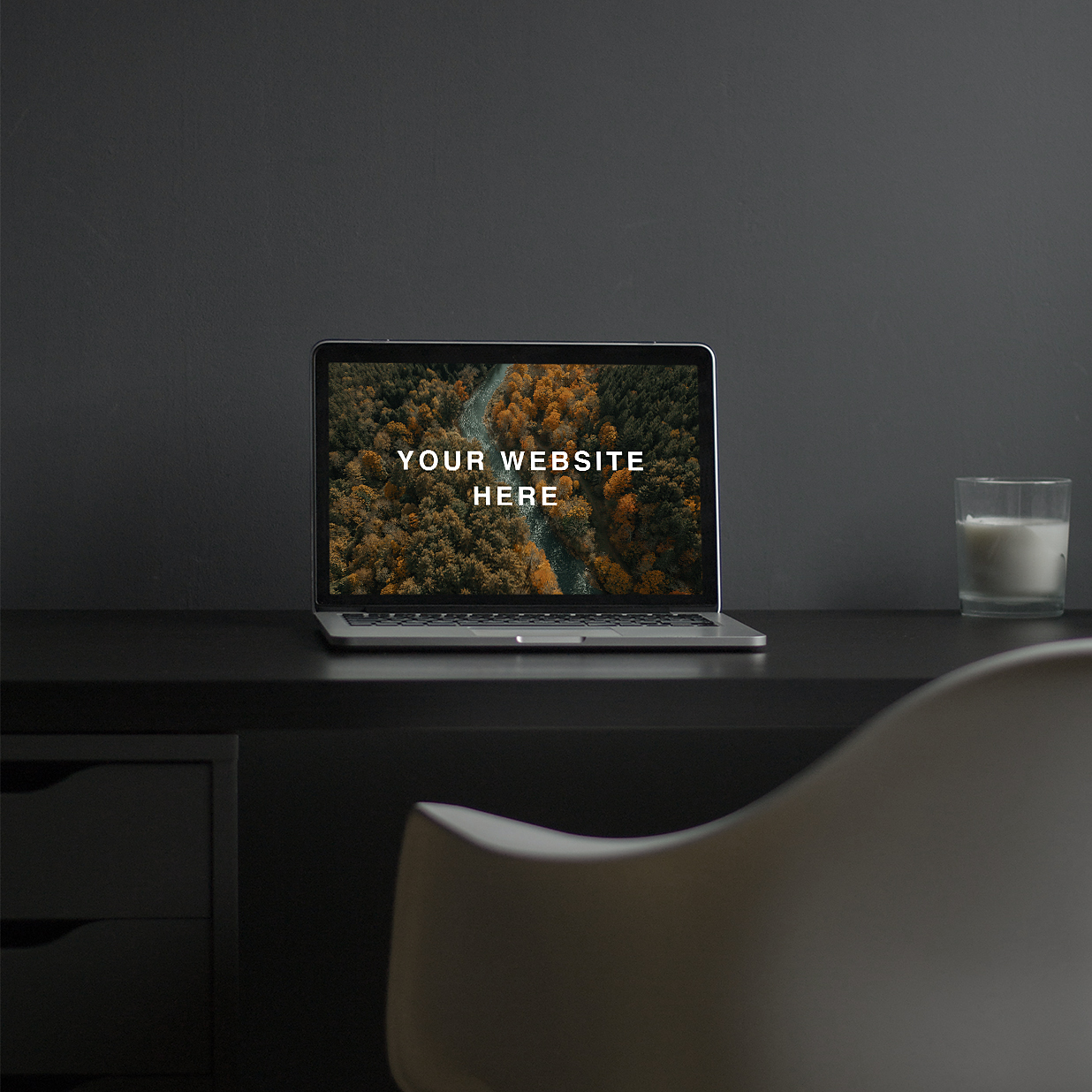 桌面上的 MacBook样机插图