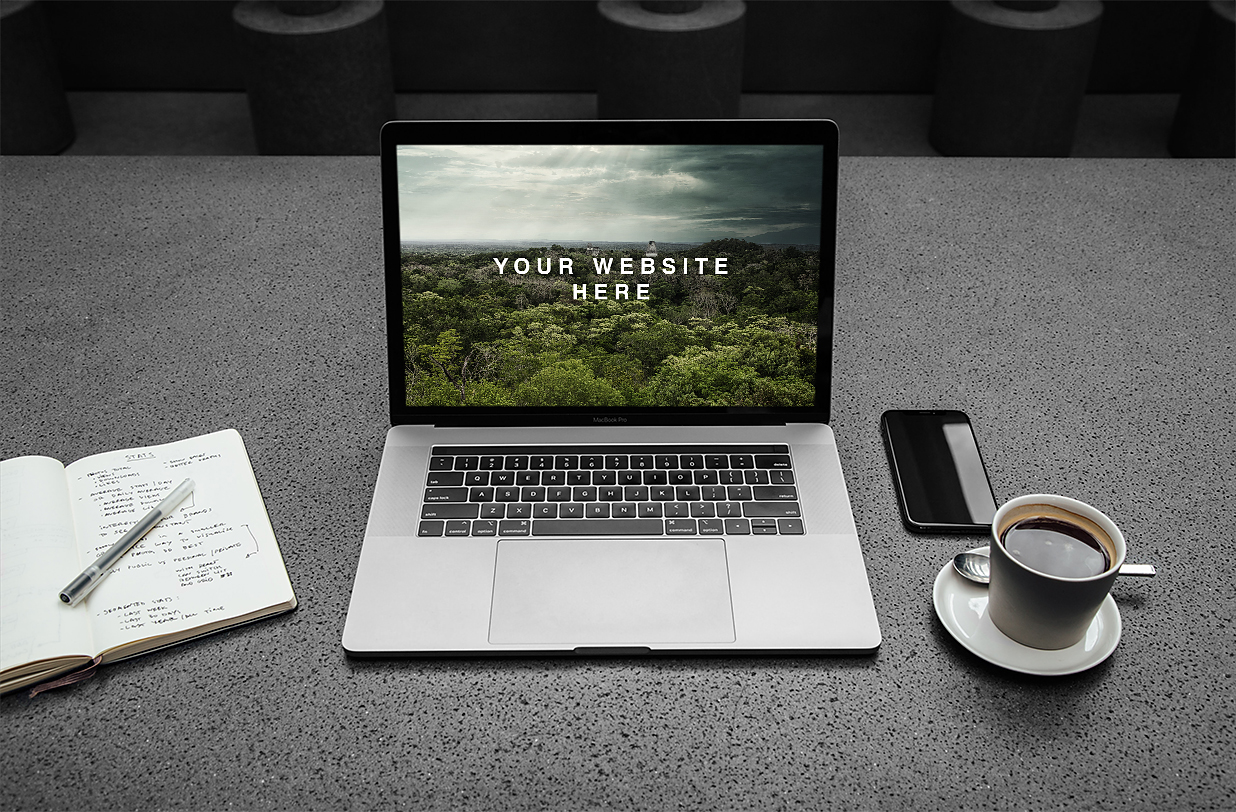 桌面上的MacBook Air样机插图