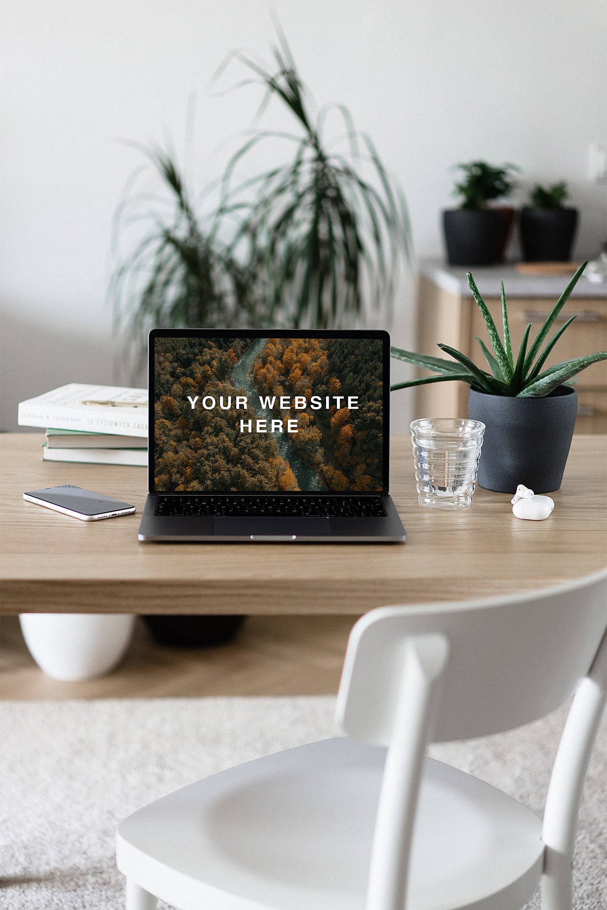 桌上的 MacBook Pro样机插图