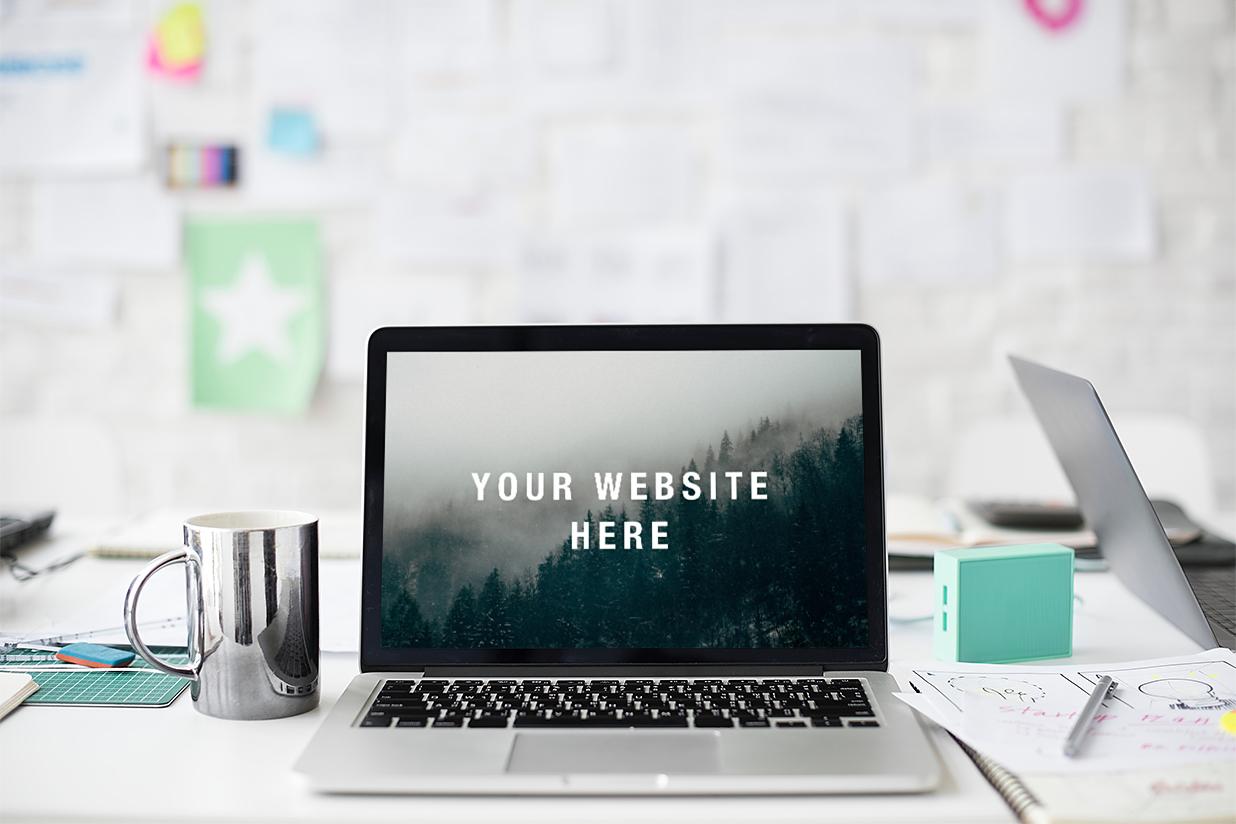 桌上的MacBook Air 样机插图