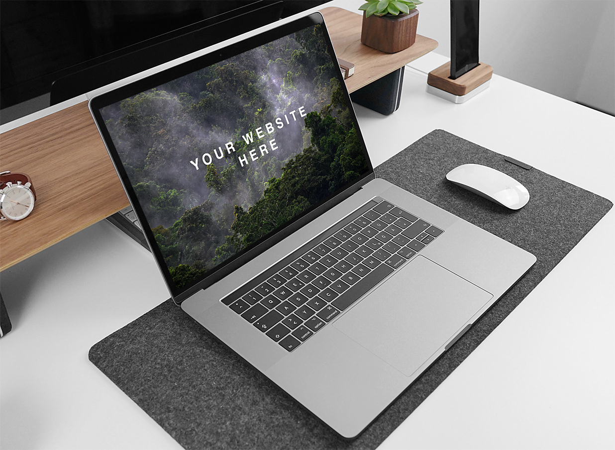 带垫子的MacBook Pro 样机插图