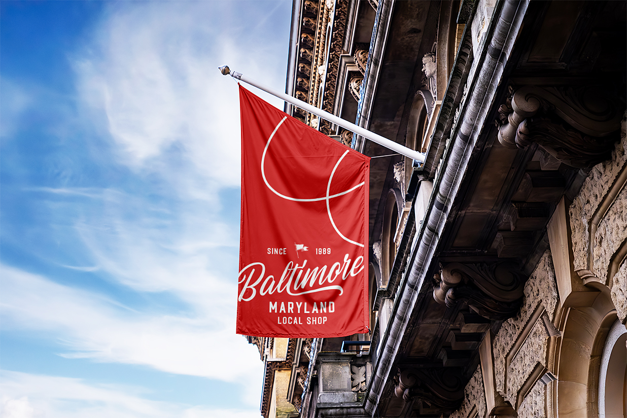 旧建筑上的旗帜广告旗样机Mockup插图