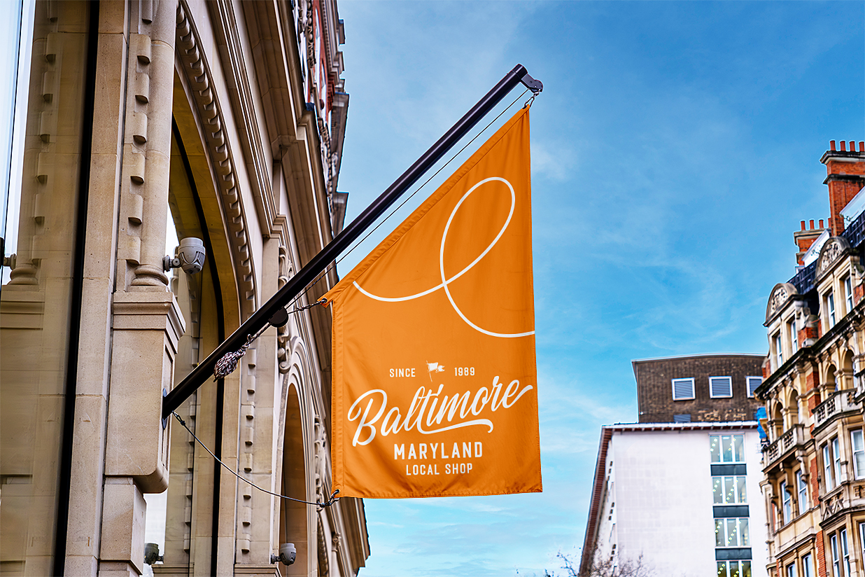 悬挂在建筑上的旗帜广告旗样机Mockup插图