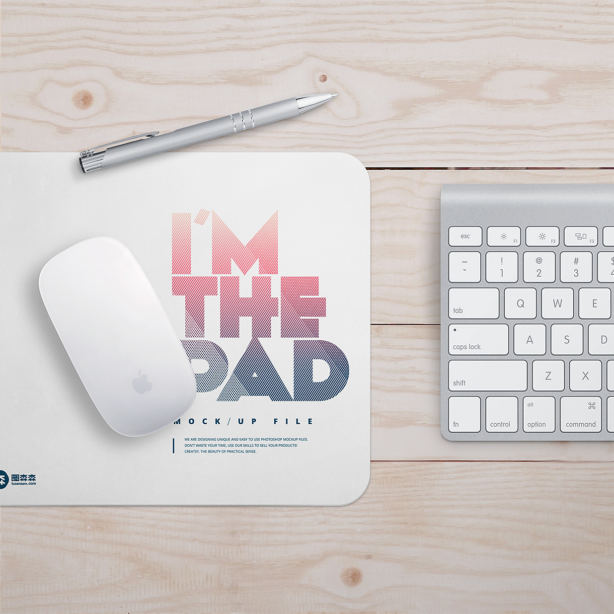 木桌上的鼠标垫样机Mockup3组插图1
