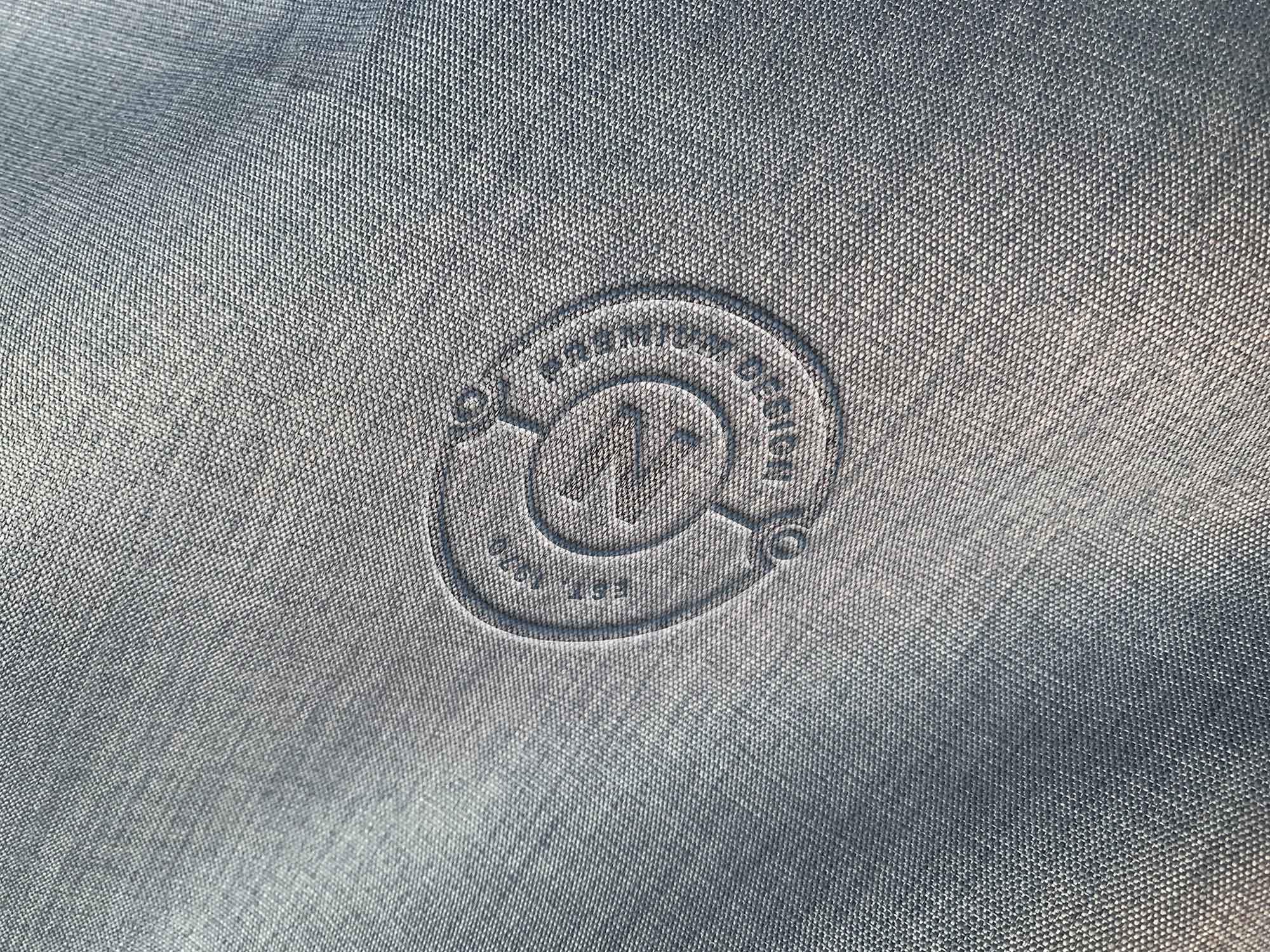 高质感牛仔布压花LOGO样机插图