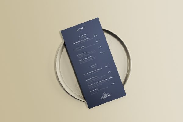 带菜单的精致盘子餐具样机