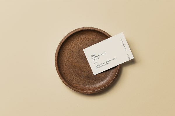 带名片的木质盘子餐盘样机