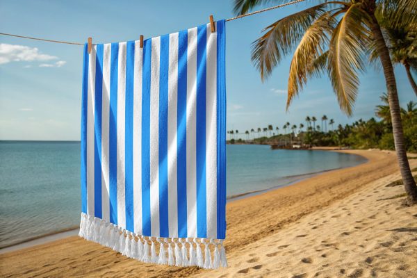 悬挂在绳上的沙滩巾浴巾样机