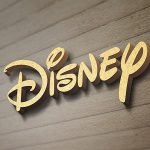 木纹墙面上的3D立体LOGO样机
