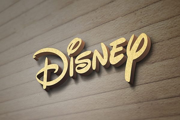 木纹墙面上的3D立体LOGO样机